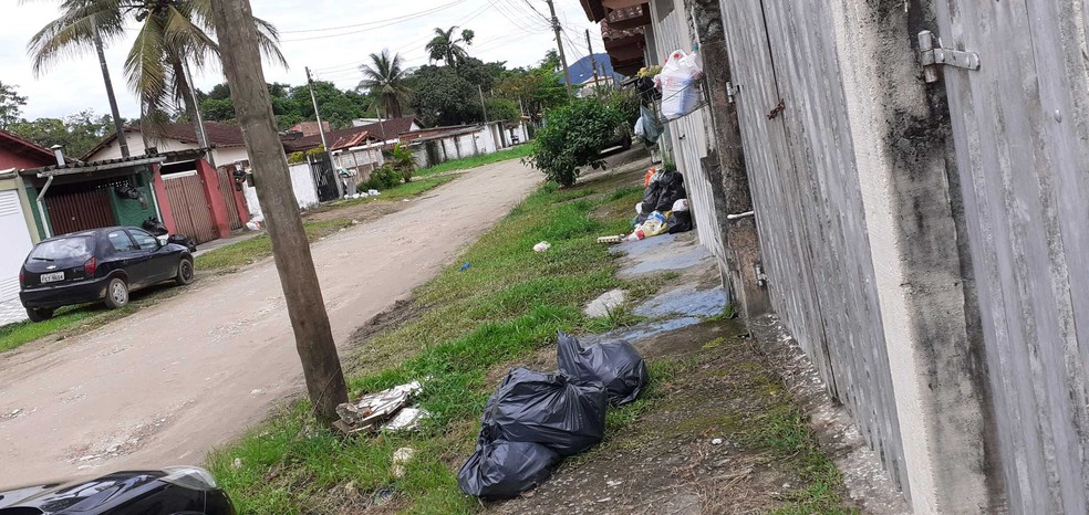 Lixo se acumula em ruas do bairro Perequê-Açu — Foto: Patrícia Bueno/Vanguarda Repórter