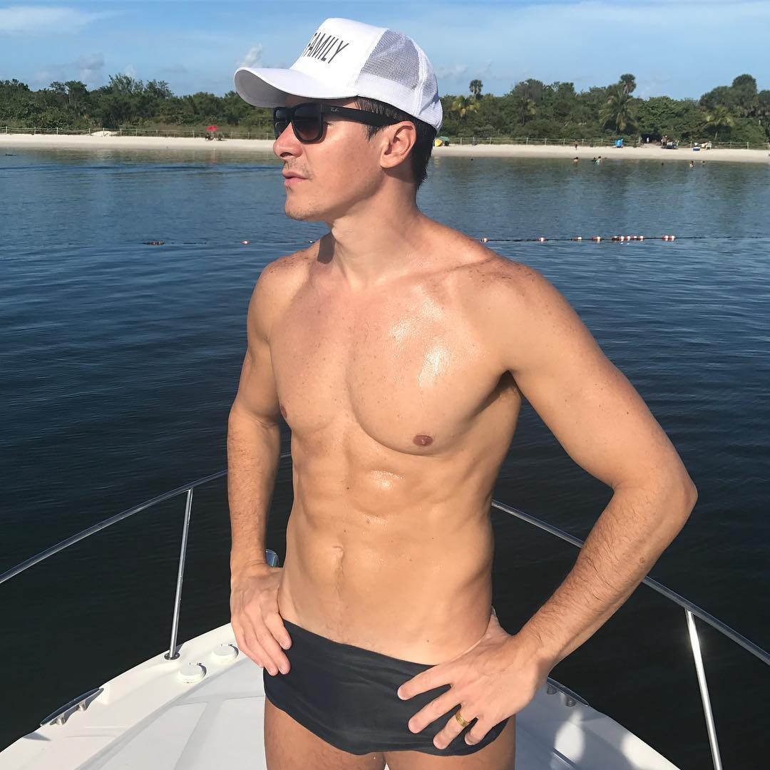 Rodrigo Faro ostenta abdômen definido em passeio de barco ...