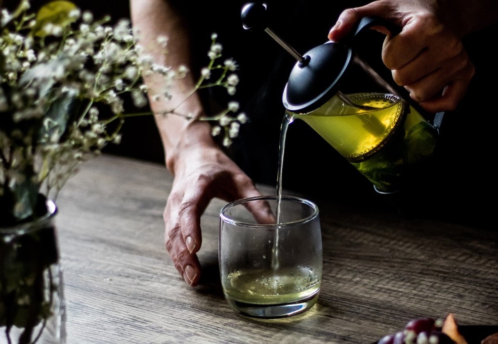No preparo dos chás, use sempre 1 colher de chá da erva seca para 250 ml de água — Foto: Pexels / Anna Pyshniuk / CreativeCommons