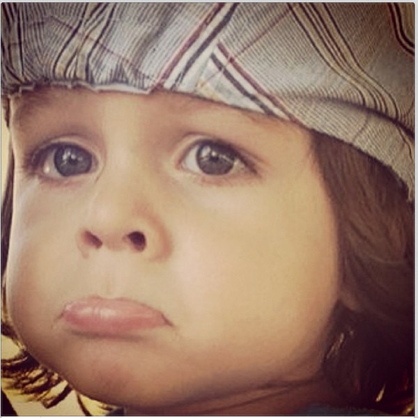 Vicente, filho de Ricardo Pereira, faz charme para foto (Foto: Reprodução/Instagram)