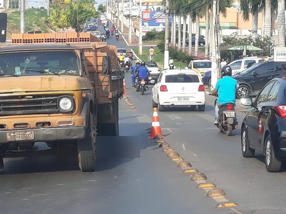 Um motociclista morreu em um acidente na manhã desta terça-feira (15) na Avenida Dante Martins de Oliveira (antiga Avenida dos Trabalhadores), em Cuiabá — Foto: Semob