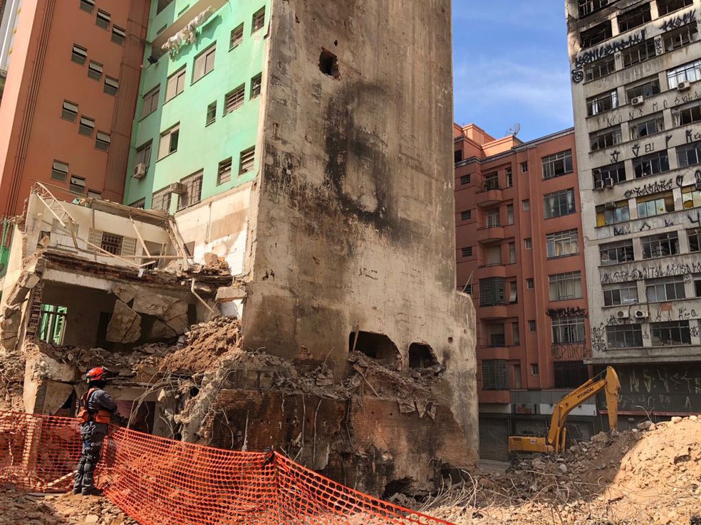 Bombeiros atingem o segundo subsolo nos escombros do prédio que desabou no largo do Paissandu (Foto: Kleber Tomaz/G1)