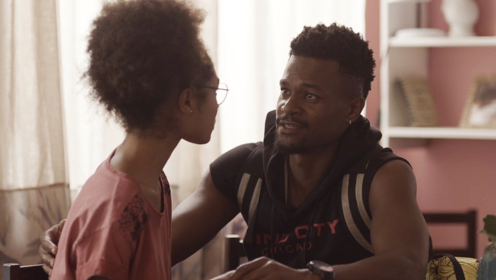 Alice surpreende Ramon ao chamá-lo de pai pela segunda vez | vem por aí ...