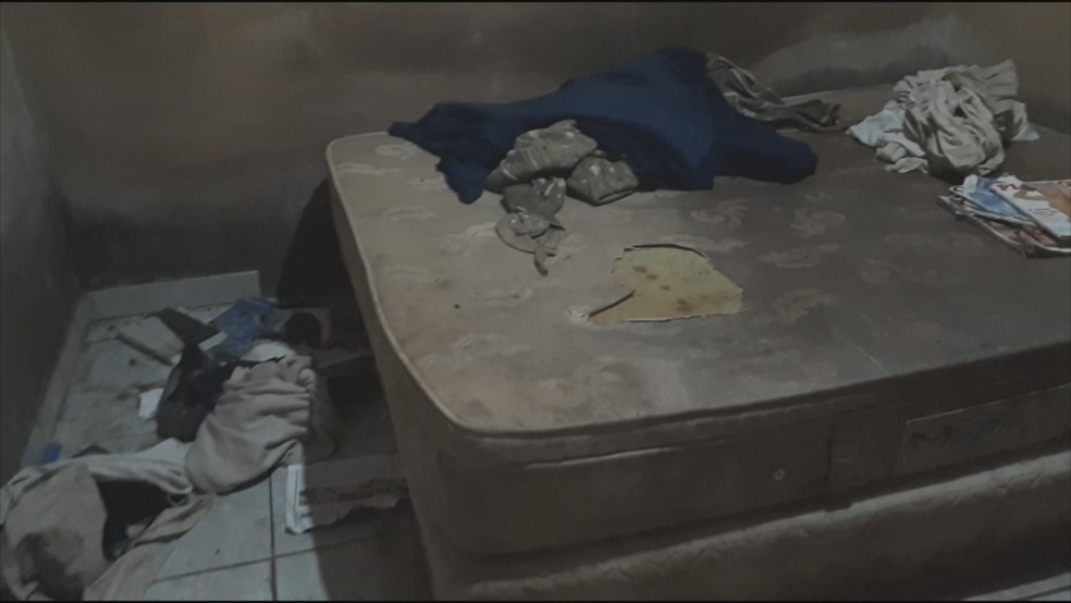 Caminhoneiro ficou em um quarto pequeno sem &aacute;gua e comida &mdash; Foto: Reprodu&ccedil;&atilde;o/TV TEM 