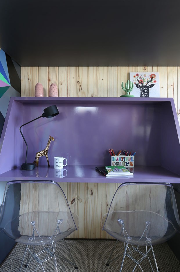 Apartamento de 45 m² tem décor com móveis ultra violet, a cor de 2018 (Foto: Divulgação)