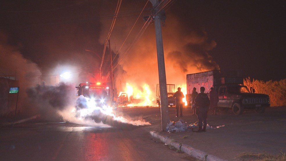 Houve vazamento de combustível para rede de águas pluviais e fumaça saía pelos bueiros — Foto: TV Globo/Reprodução