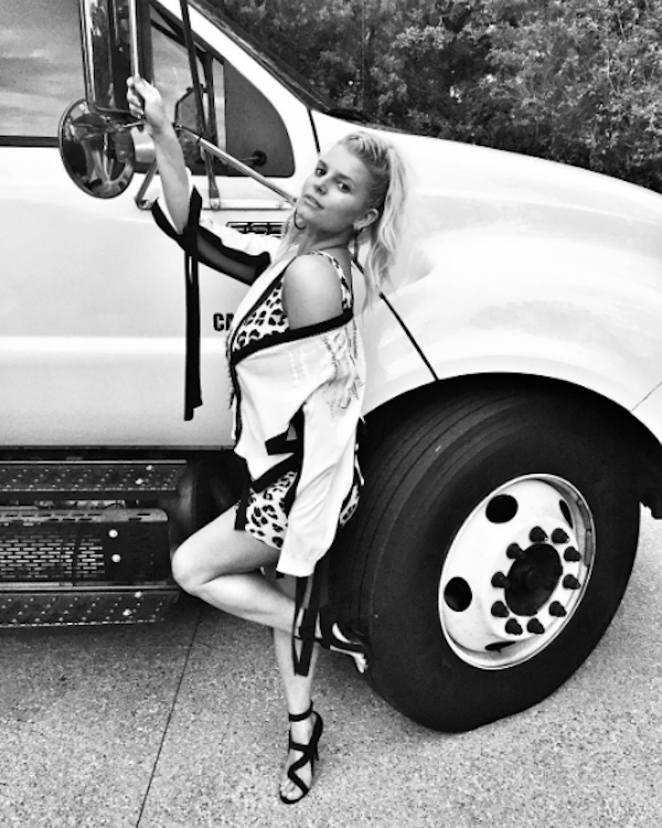 A cantora Jessica Simpson em foto sensual publicada nas redes sociais (Foto: Instagram)