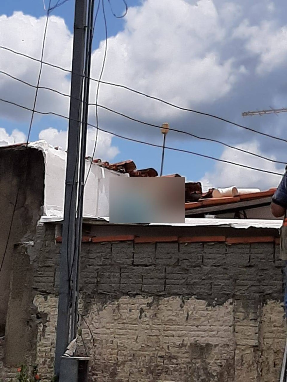 Vizinhos sentiram mau cheiro e polícia achou corpo de idoso que morreu eletrocutado em telhado em Santo Antônio de Leverger — Foto: Polícia Civil de Santo Antônio de Leverger