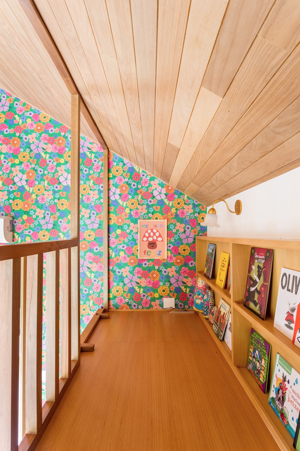 A parte superior do mezanino reserva um agrad&aacute;vel canto de leitura para as meninas &mdash; Foto: Mariana Lima / Divulga&ccedil;&atilde;o