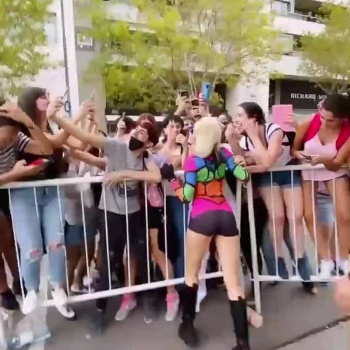Miley Cyrus sai do lodge, fãs e tira fotos na Argentina antes do Lollapalooza;  veja vídeo