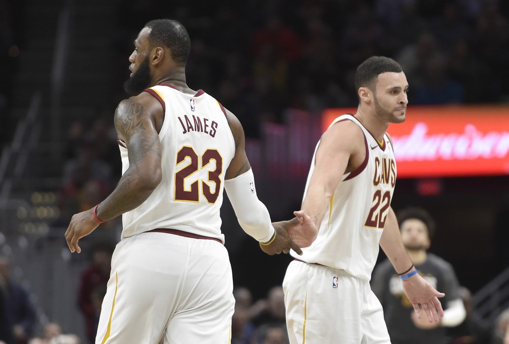 Com noite espetacular LeBron tem ajuda de coadjuvante inspirado e