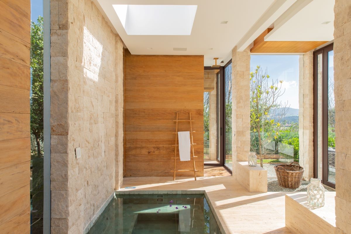 SPA | O spa tem uma jacuzzi para conferir o relaxamento e uma claraboia no teto para permitir maior incidência da luz solar (Foto: Mariana Orsi /  Divulgação)