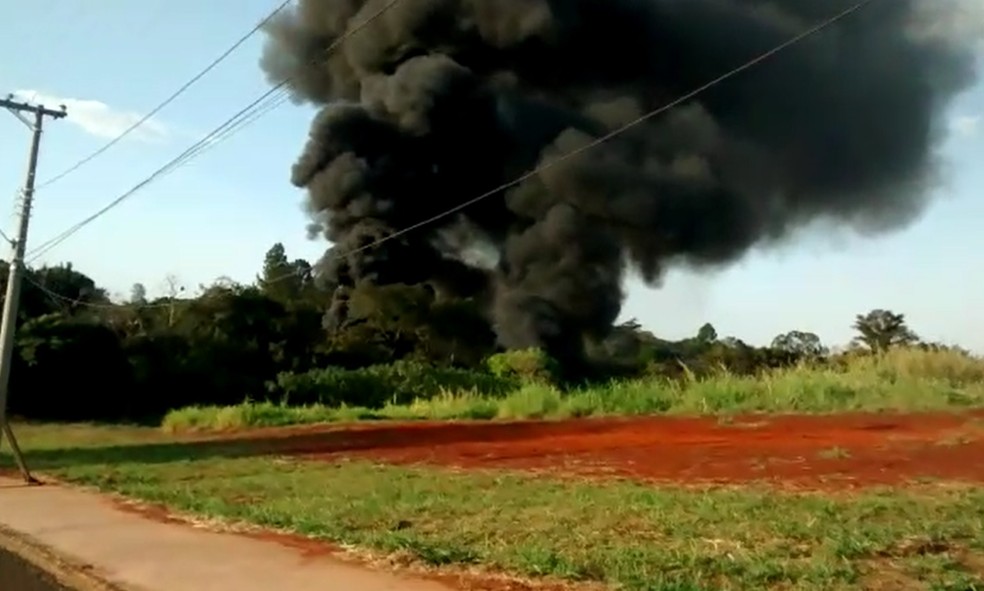 Inc&ecirc;ndio ocorreu em um terreno localizado na Avenida Alberto Coral, em Piracicaba &mdash; Foto: Marcelo Rodrigues de Oliveira