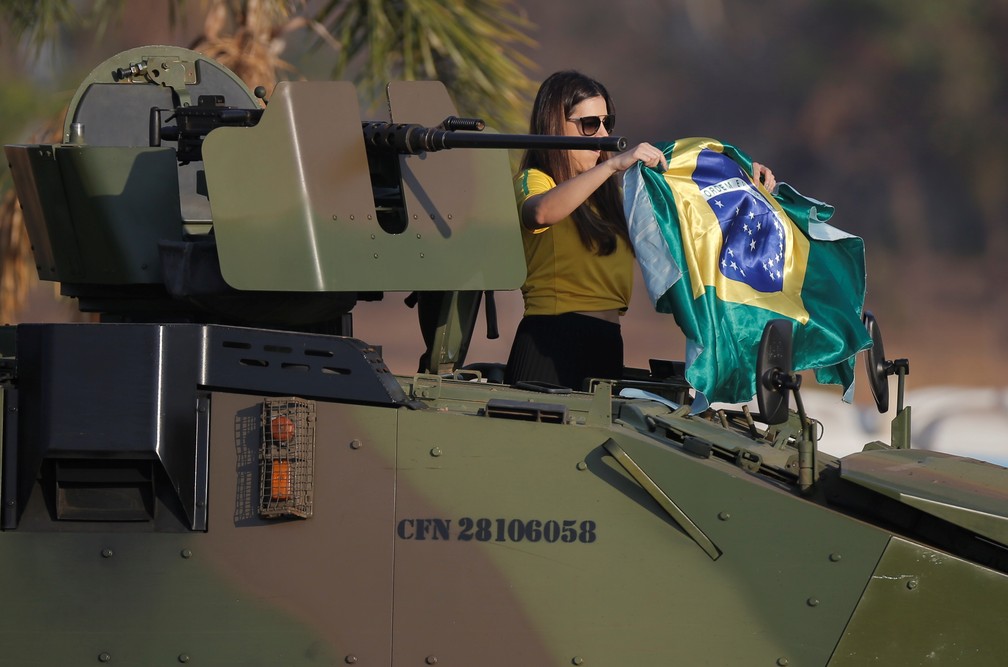 Manifestante a favor de Jair Bolsonaro sobe em tanque de guerra durante manifestação em Brasília — Foto: Adriano Machado/Reuters