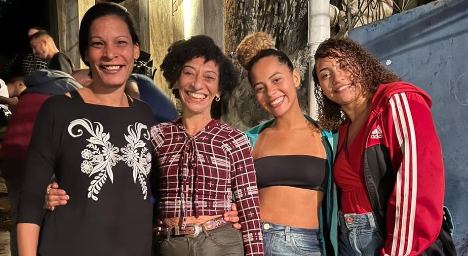 Elisabeth Gomes da Silva, mulher de Amarildo (de blusa xadrez), e a filha deles, Ana Beatriz Gomes Dias de Souza (de vermelho), com as atrizes Cleidiane Andrade e Emely Mel, que interpretam as duas em cenas do documentário “Cadê o Amarildo”