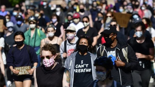 Apesar das medidas de distanciamento social impostas por causa da pandemia de covid-19, os protestos reuniram multidões (Foto: Getty Images)