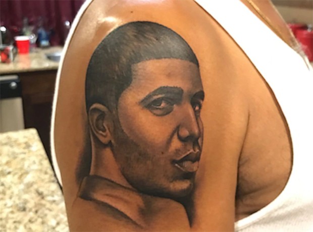 Drake zoa tatuagem que seu pai, Dennis, fez com seu retrato (Foto: Reprodução / Instagram)