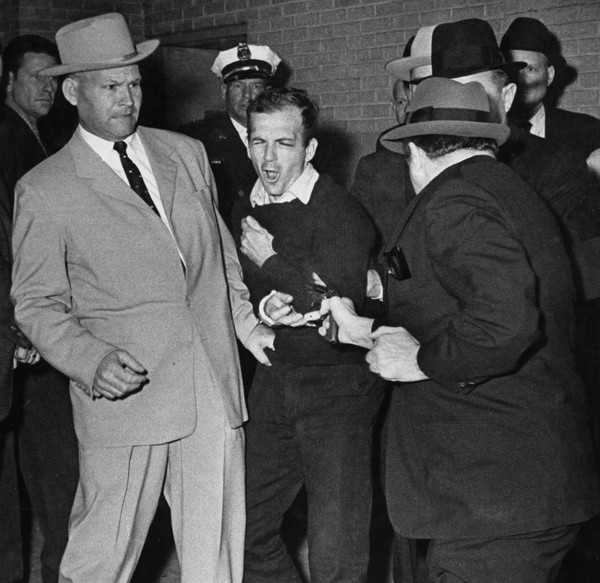 Queima de arquivo: Lee Oswald baleado durante a coletiva de imprensa por Jack Rubi (Foto: reprodução)