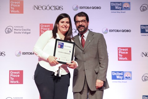 Brenda Donato Endo, diretora de RH da Consórcio Embracon, recebe o prêmio GPTW 2019
