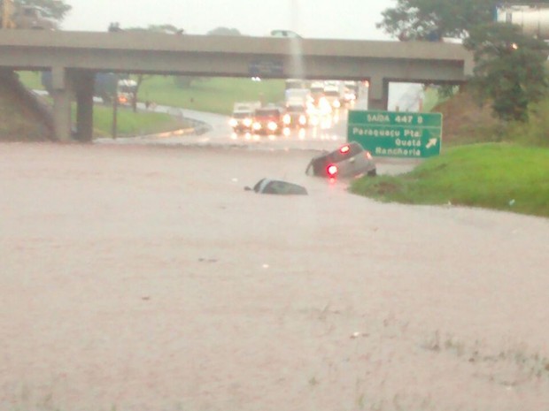Carros ficaram encobertos pela água em rodovia (Foto: Arquivo Pessoal)