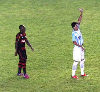 Com 1,95m, Giancarlo sente falta de bolas aéreas no empate com o Fla