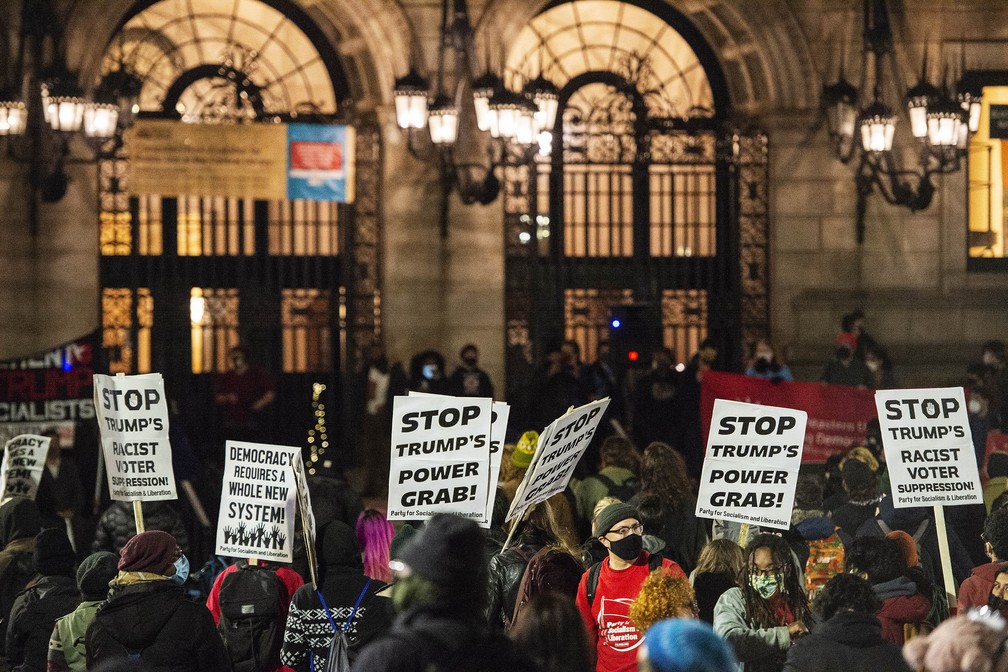 Pessoas se reúnem na Copley Square clamando por um novo partido político e sistema, não satisfeitas com nenhum dos candidatos políticos, em Boston, Massachusetts, nesta quarta-feira (4) — Foto: Joseph Prezioso/AFP