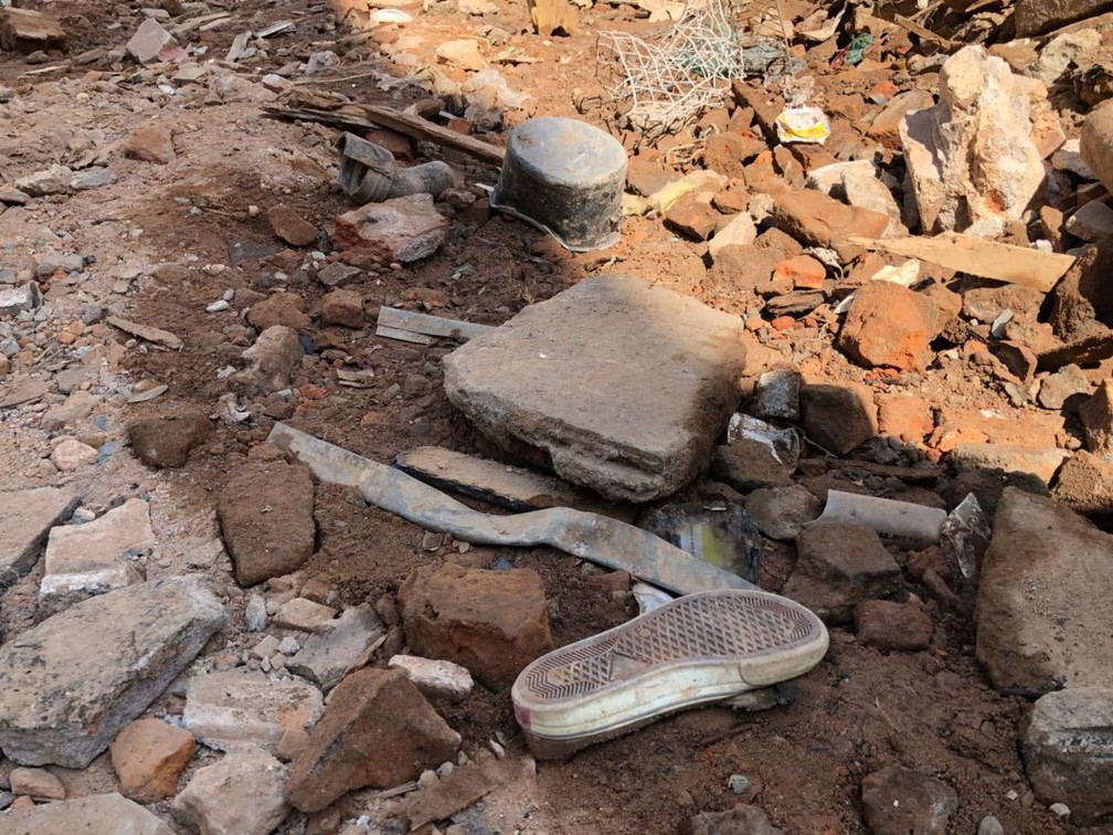 Objetos de moradores achados nos escombros do prédio que desabou no Centro de SP (Foto: Kleber Tomaz/G1)