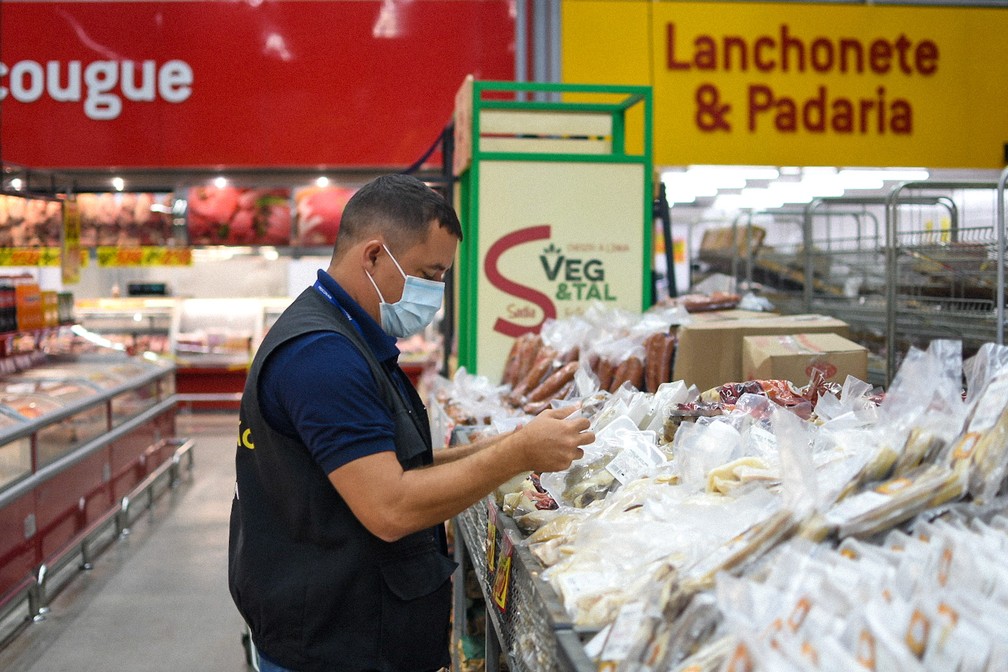 Carnes brancas e vermelhas foram apreendidas em supermercados de Manaus  — Foto: Divulgação