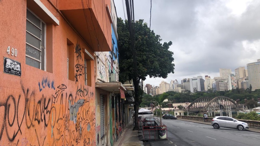 Rua Sapucaí deserta na terça-feira de Carnaval 2021, quando pandemia obrigou cidades a proibirem festas e aglomerações. — Foto: Marcelo Moreira / TV Globo