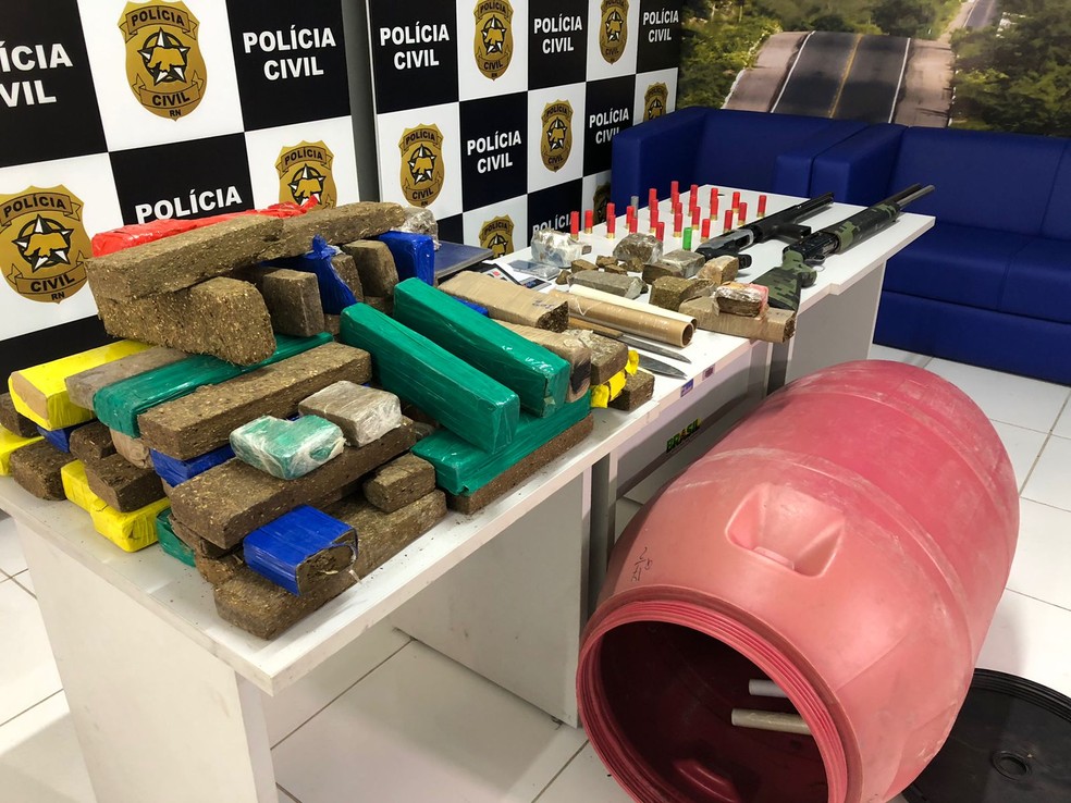 Drogas e armas foram apreendidas em imóvel em Parnamirim, na Grande Natal — Foto: Vinícius Marinho/Inter TV Cabugi
