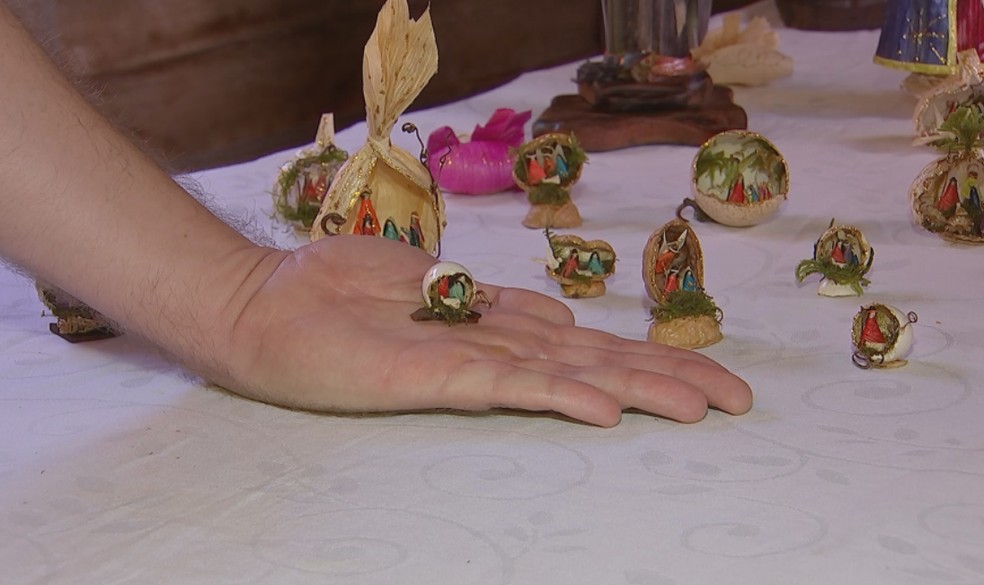 Artesão confecciona peças religiosas há 25 anos em Itararé — Foto: TV TEM/Reprodução