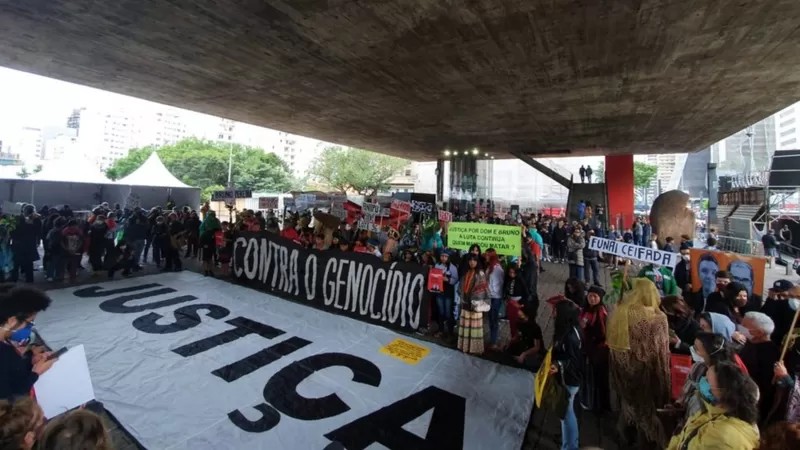 Dezenas de manifestantes, entre eles indígenas da etnia guarani, se reúnem em 18/06 no vão livre do Masp para pedir justiça (Foto: THAIS CARRANÇA/BBC NEWS BRASIL)