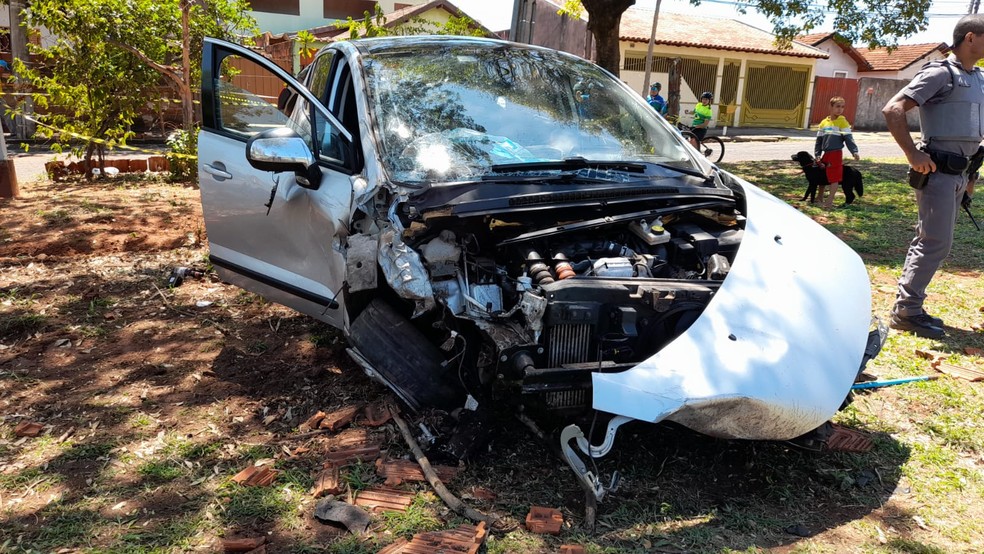 Quatro ocupantes de dois carros e um ciclista são socorridos em grave acidente na rodovia de Bauru — Foto: Alan Schneider /TV TEM