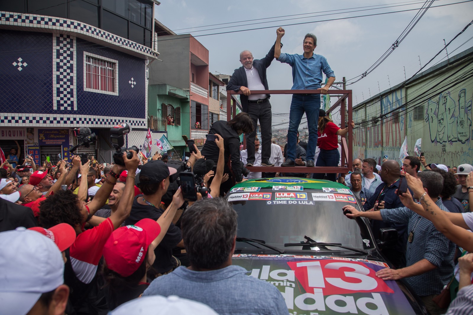 Lula faz campanha ao lado de Haddad e Alckmin, em São Mateus, São Paulo.  — Foto: Edilson Dantas