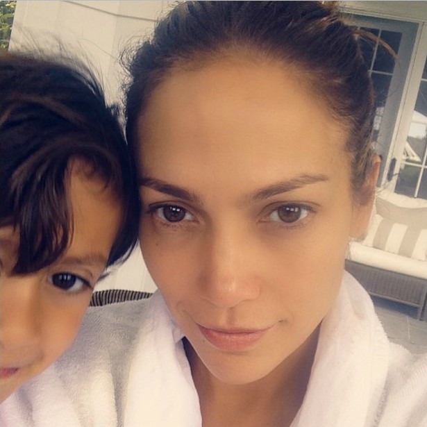A cantora e atriz Jennifer Lopez (e um pedacinho do rosto do filho dela, Maximilian David). (Foto: Instagram)