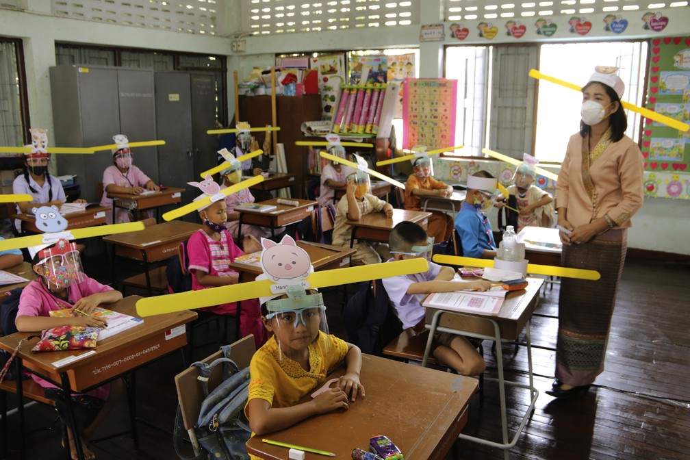 3 de julho -  Professora e alunos praticam distanciamento social para ajudar a conter a propagação do coronavírus, na Escola Ban Pa Muad, em Chiang Mai, norte da Tailândia — Foto: Wichai Taprieu/AP