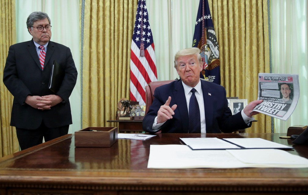 Presidente dos EUA, Donald Trump, assina ordem executiva sobre redes sociais nesta quinta (28) — Foto: Jonathan Ernst/Reuters