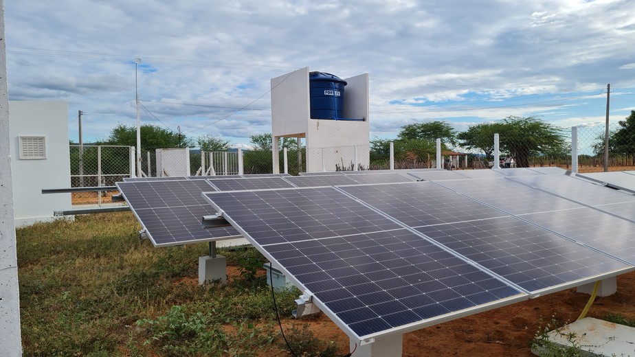 Placas solares instaladas pela ONG Amigos do Bem em Pernambuco