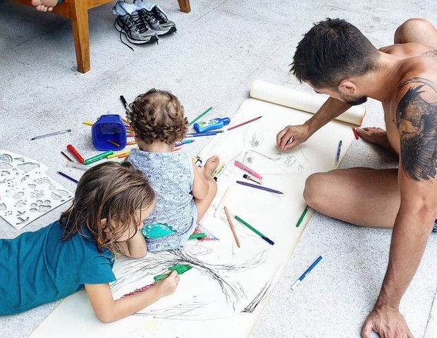Rafael desenhando com os filhos (Foto: Reprodução Instagram)