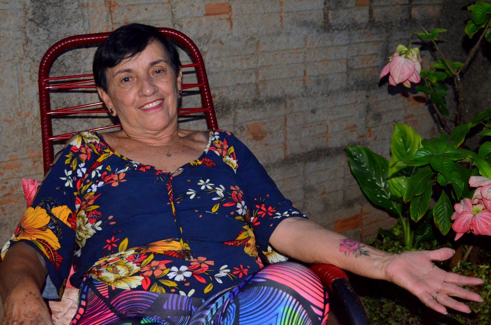 ApÃ³s realizar sonho de fazer a primeira tatuagem aos 71 anos, idosa de Araraquara pretende fazer outro desenho. â Foto: Geovana Alves/EPTV