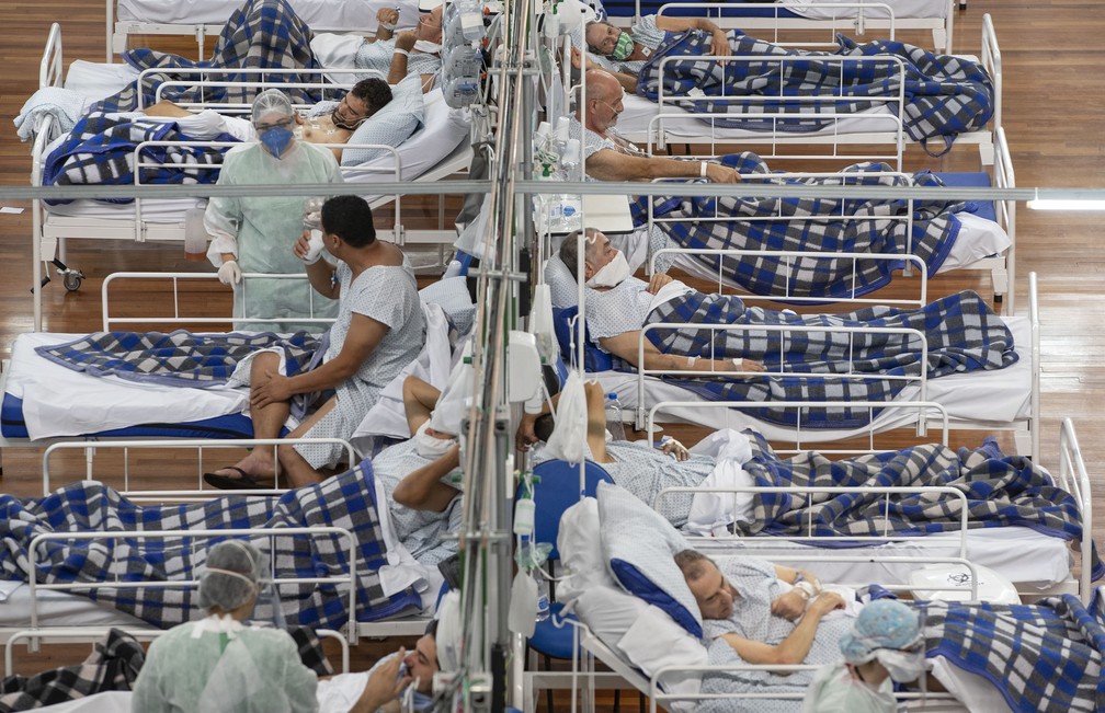 Pacientes em hospital de campanha em Santo Andr&eacute;, em S&atilde;o Paulo, em meio &agrave; pandemia do coronav&iacute;rus &mdash; Foto: AP Photo/Andre Penner