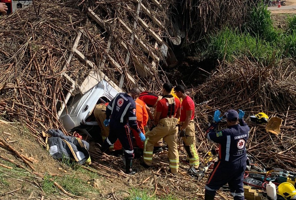 Acidente com caminhão carregado de cana em Capela (SE). — Foto: BPRV