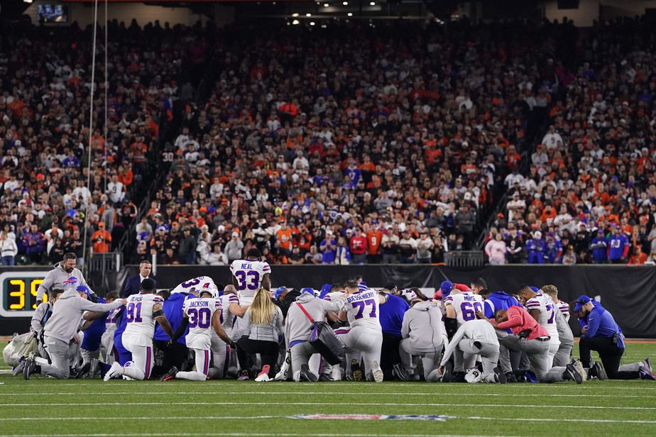 Jogadores do Buffalo Bills se reúnem e rezam depois que o companheiro de equipe Damar Hamlin desmaiou em campo durante partida no Paycor Stadium
