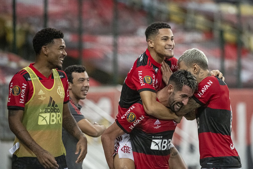 João Gomes comemora com Isla, Arrascaeta e Bruno Viana seu primeiro gol pelo Flamengo — Foto: Alexandre Vidal / Flamengo