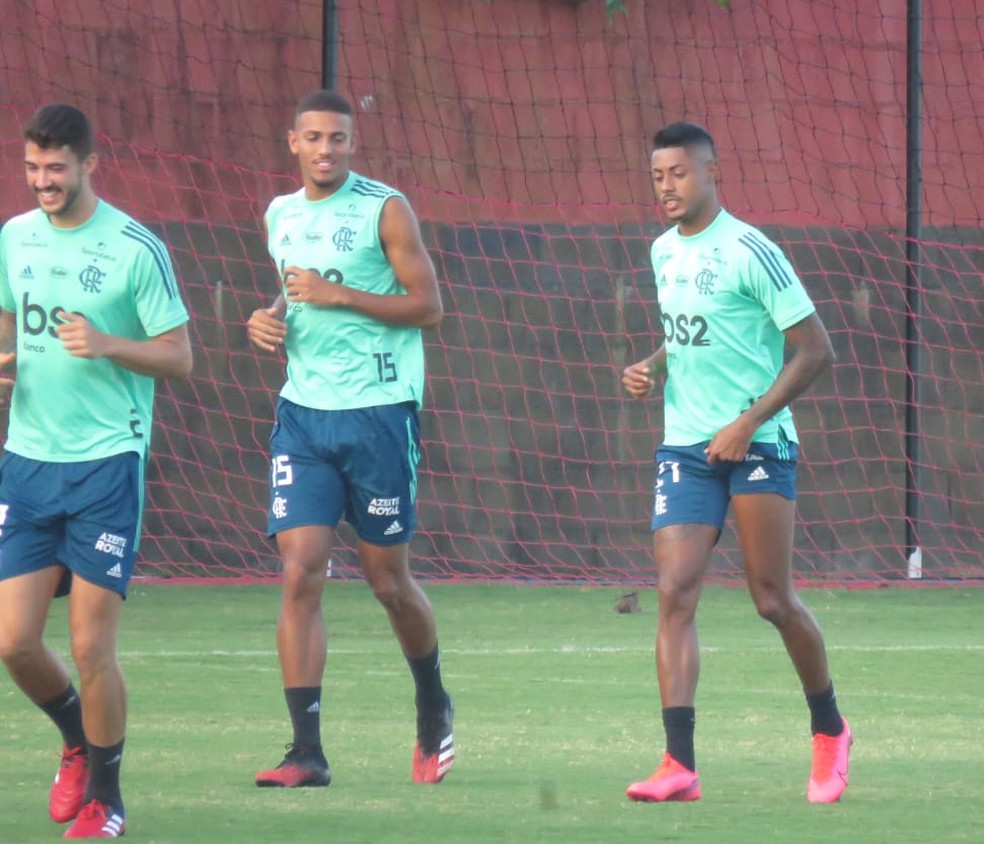 Bruno Henrique em treino nesta sexta-feira no Ninho — Foto: Felipe Schmidt / GloboEsporte.com