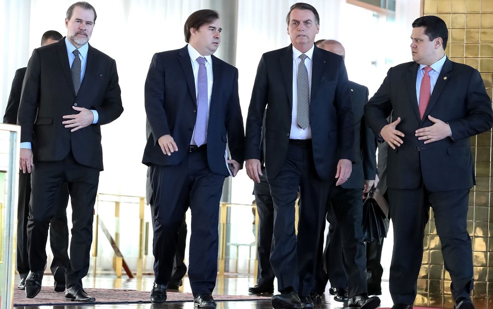 Bolsonaro recebeu nesta terça (28) os presidentes da Câmara, Rodrigo Maia (DEM-RJ), do Senado, Davi Alcolumbre (DEM-AP), e do STF, Dias Toffoli — Foto: Marcos Correa/Brazilian Presidency/Handout via REUTERS