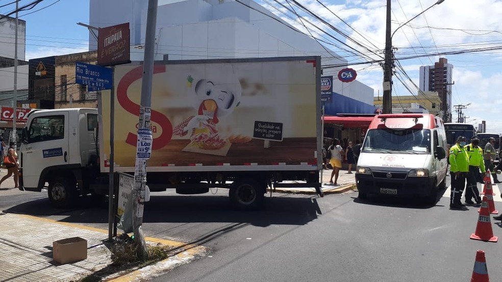 Caminhão fez conversão proibida e atropelou mãe e filha — Foto: Kléber Teixeira/Inter TV Cabugi