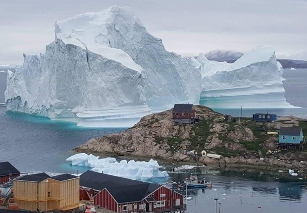 Receio de que o bloco de gelo se parta e provoque um tsunami fez com que moradores fossem retirados de perto do iceberg (Foto: Reuters via BBC)