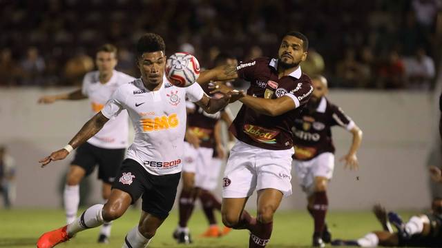 FerroviÃ¡ria x Corinthians: JÃºnior Urso tinha a missÃ£o de marcar e armar o Corinthians pela direita