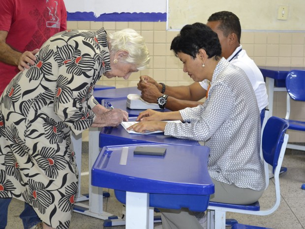 Aposentada conferiu dados e assinou antes de votar (Foto: Naiara Arpini/ G1 ES)